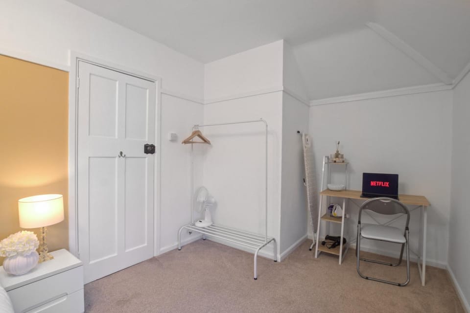 Bed, TV and multimedia, Photo of the whole room, Bedroom, wardrobe