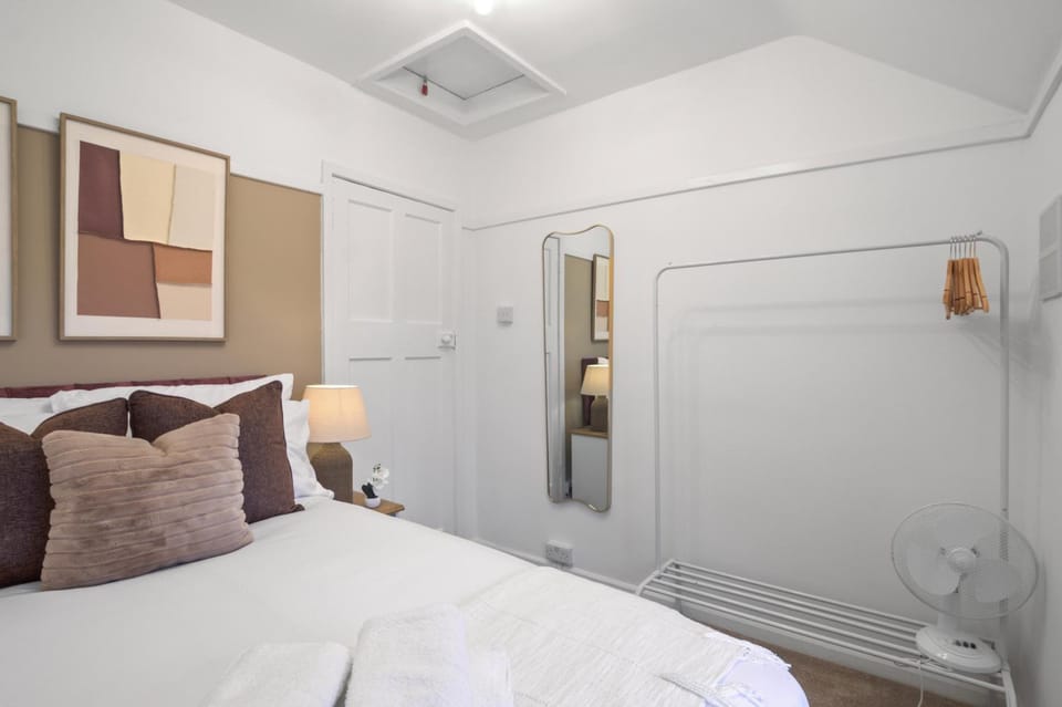 Bed, Bathroom, Photo of the whole room, Bedroom, wardrobe