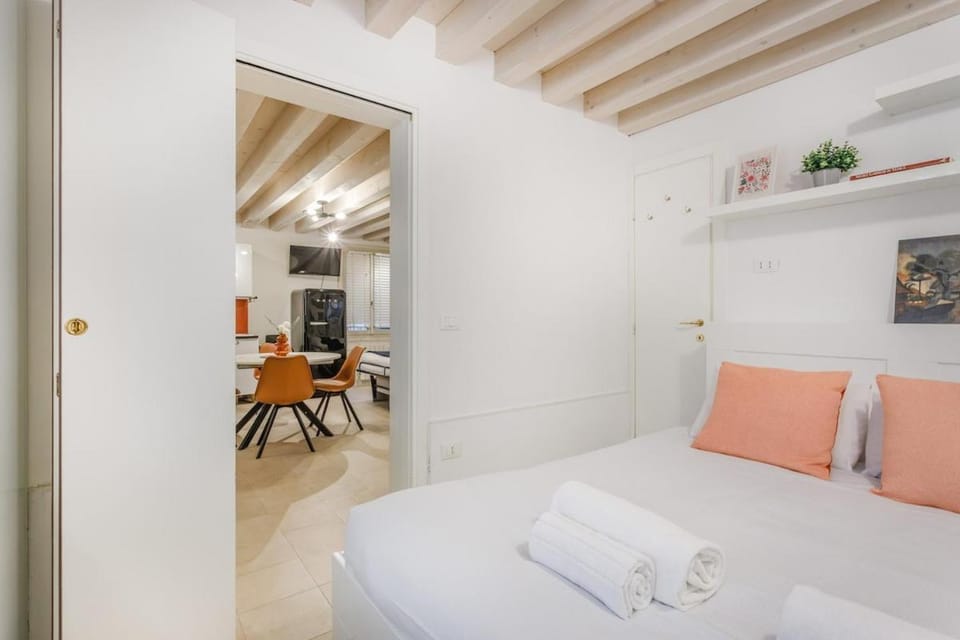 Bed, Living room, Photo of the whole room, Seating area, Bedroom