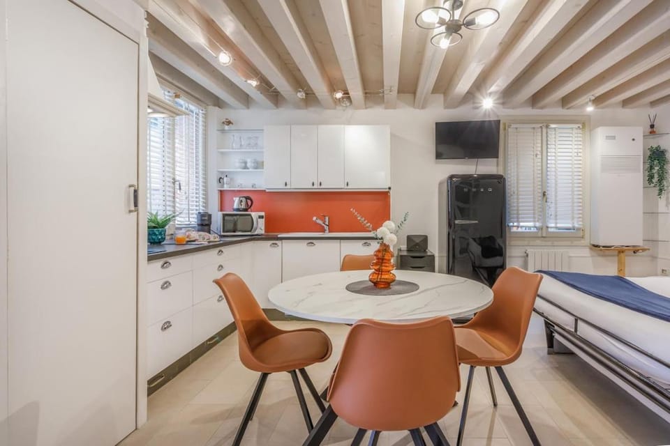 Kitchen or kitchenette, Dining area, pet friendly