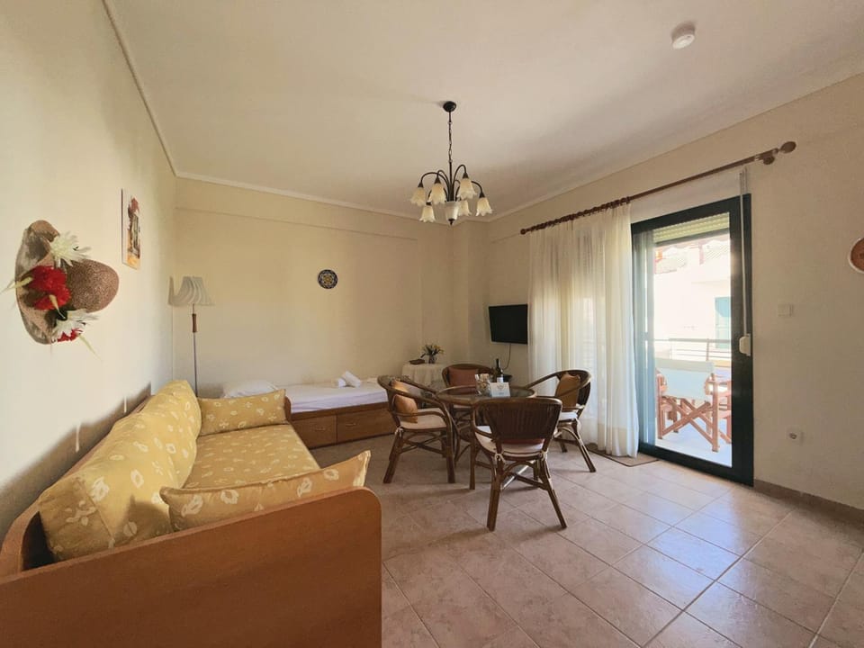 TV and multimedia, Living room, Seating area, Dining area