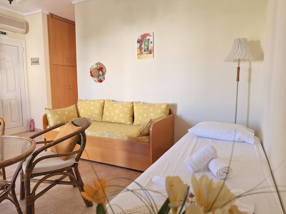 Bed, Living room, Photo of the whole room, Seating area