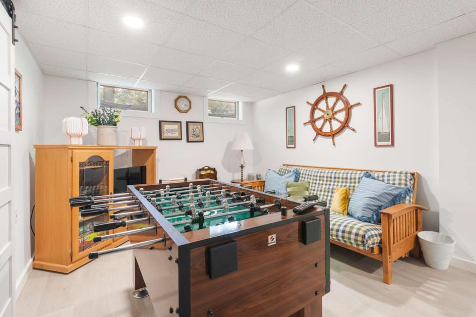 Game Room Cozy & Mins to Beaches House in Eastham