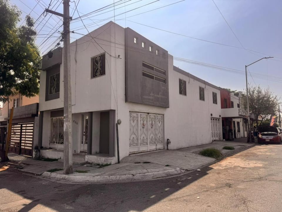 Casa para conocer Mty con cochera House in Monterrey