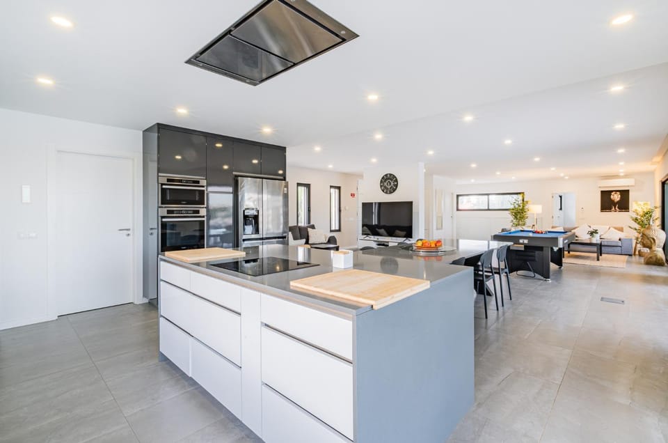 Kitchen or kitchenette, Dining area, dishwasher, oven, stove