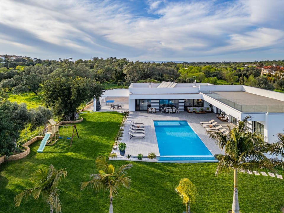 Property building, Natural landscape, Garden, Swimming pool, sunbed