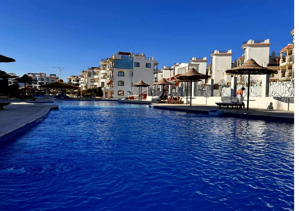 Property building, Day, Pool view, Swimming pool, Location