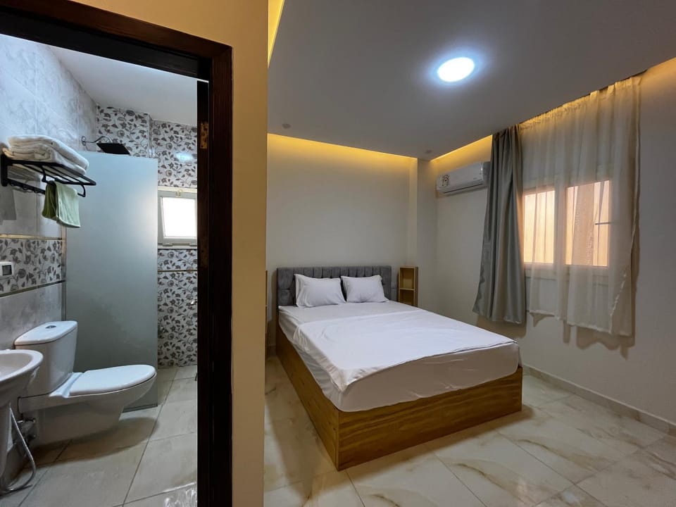 Shower, Bed, Bathroom, Bedroom, towels