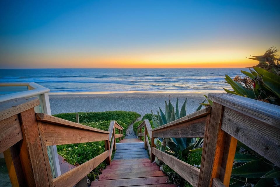 Oceanfront Apartment, Private Balcony, Beach Access, Sunset Views Apartment in Carlsbad