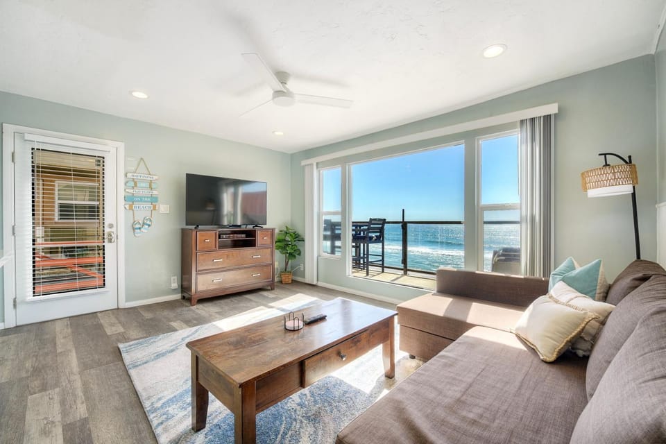 Oceanfront Apartment, Private Balcony, Beach Access, Sunset Views Apartment in Carlsbad