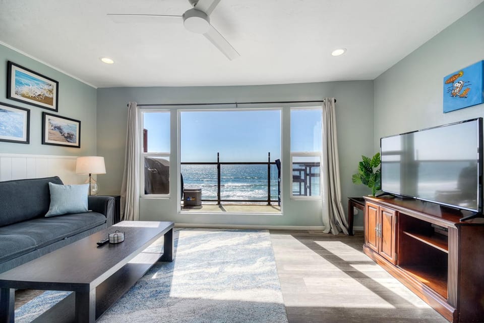 Oceanfront Condo, Private Balcony, Beach Access, BBQ Apartment in Carlsbad