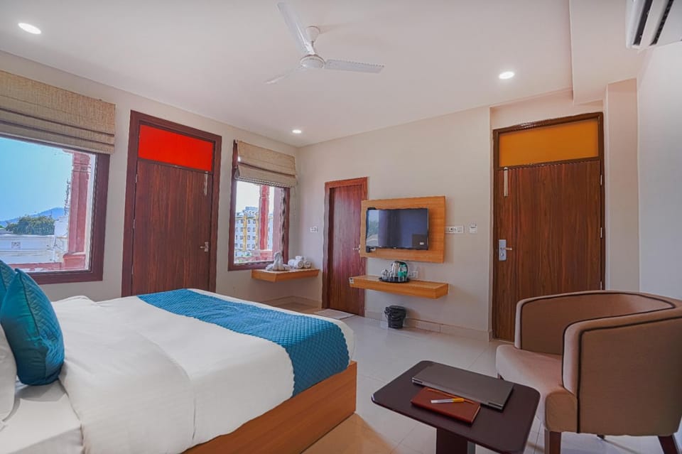 Bed, TV and multimedia, Bedroom