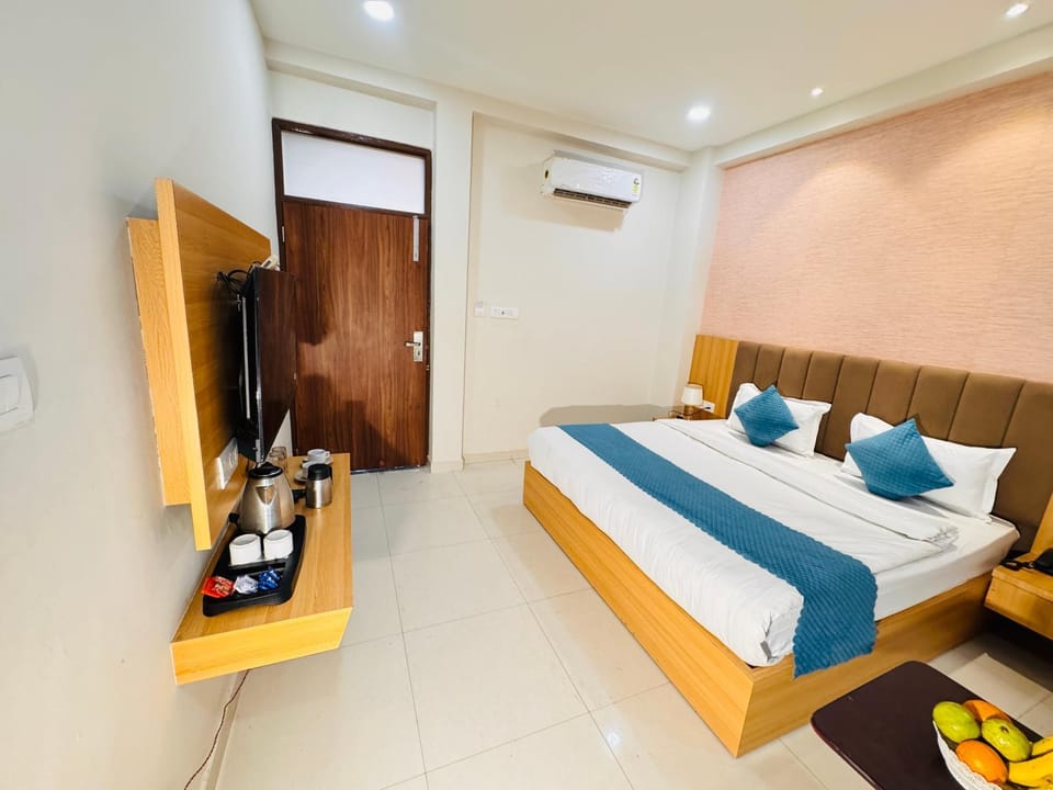 Bed, Living room, Photo of the whole room, air conditioner