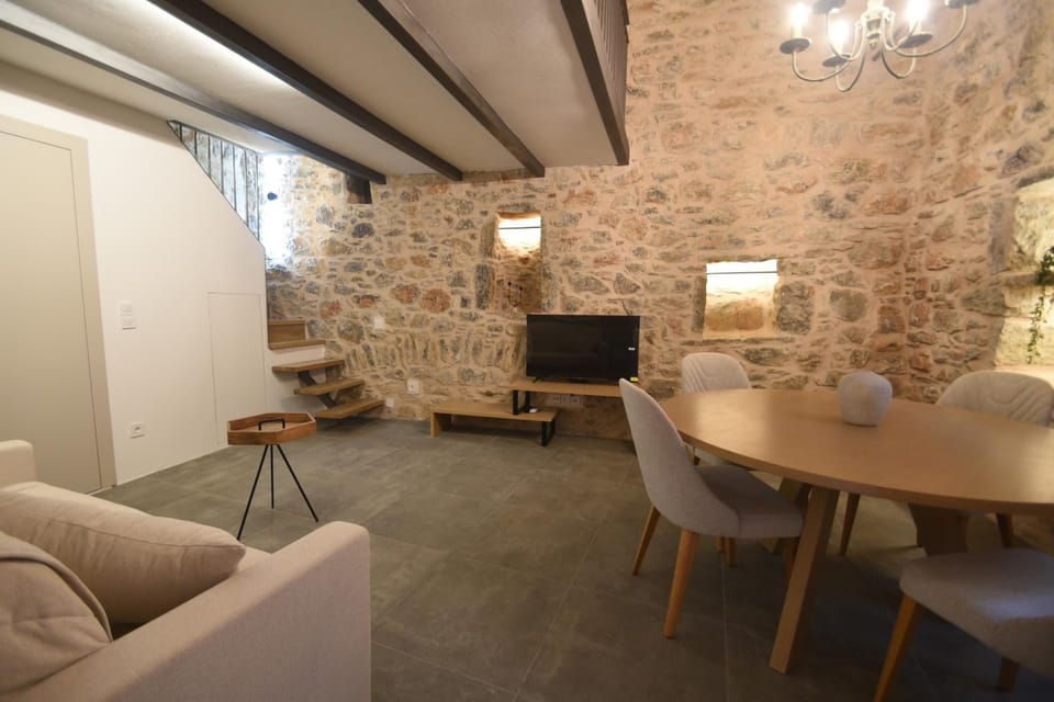 TV and multimedia, Living room, Seating area, Dining area