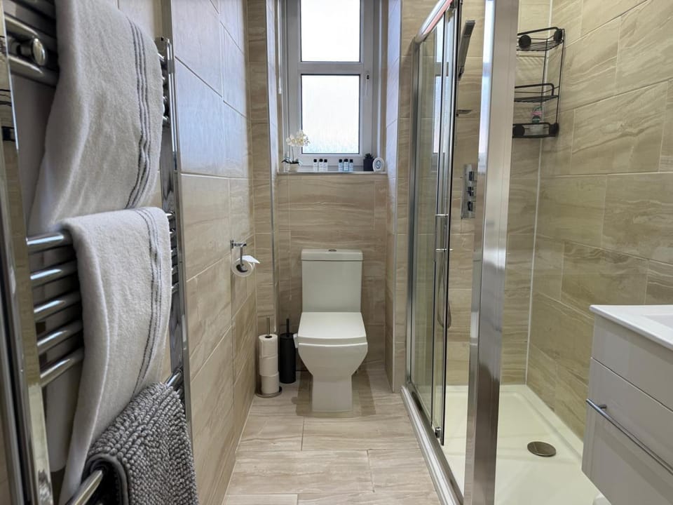 Stylish Leith Residence Tram to Centre & Airport Apartment in Edinburgh