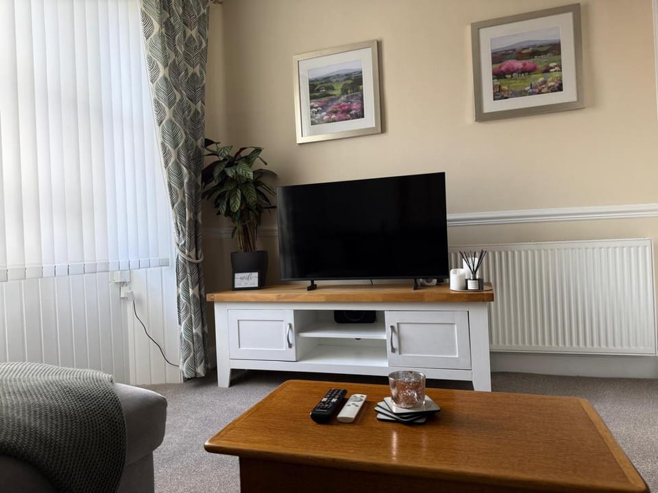Stylish Leith Residence Tram to Centre & Airport Apartment in Edinburgh