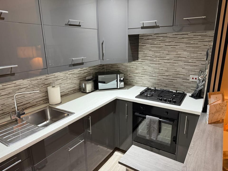 Stylish Leith Residence Tram to Centre & Airport Apartment in Edinburgh