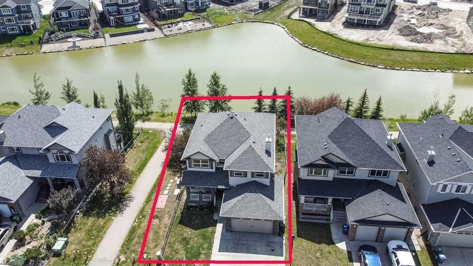 Lakefront Fireplace 90 min Banff AC House in Airdrie