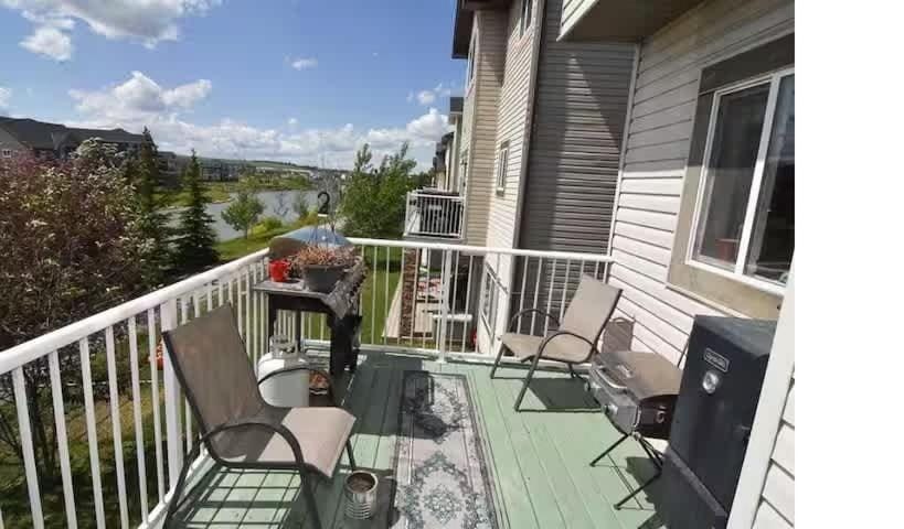 Lakefront Fireplace 90 min Banff AC House in Airdrie