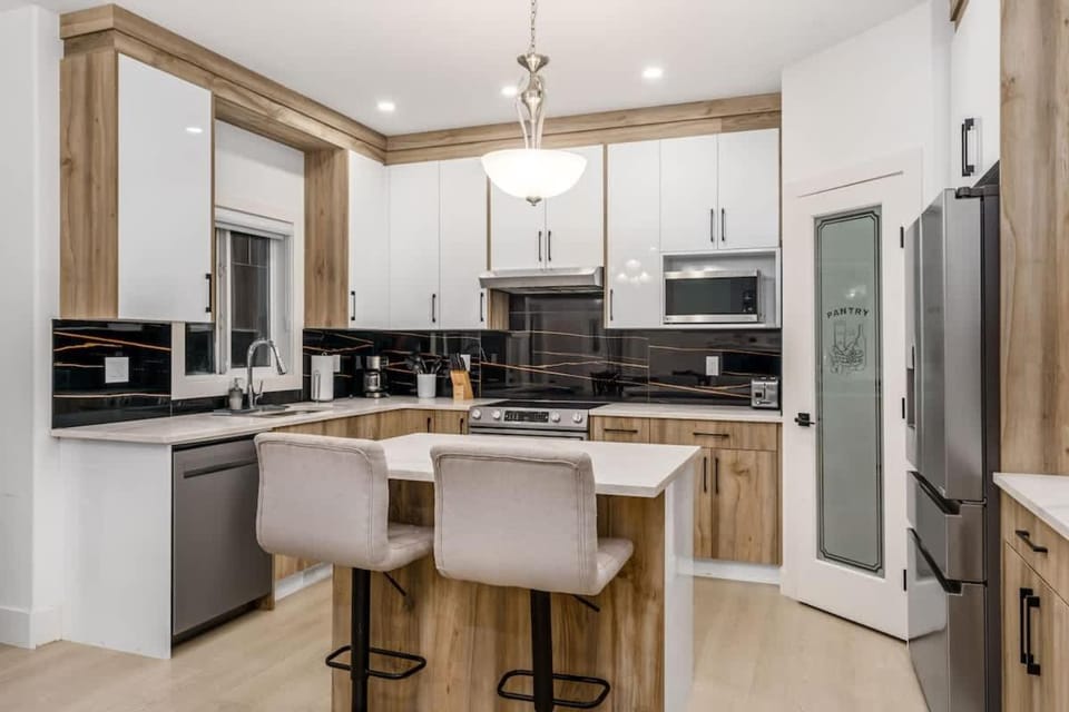 Lakefront Fireplace 90 min Banff AC House in Airdrie