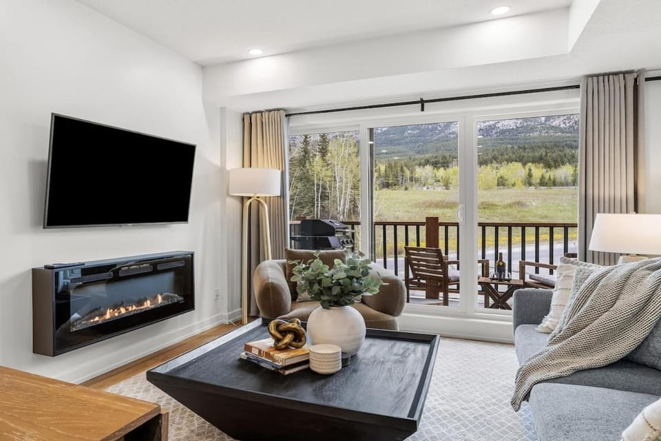 TV and multimedia, Living room, Mountain view, fireplace
