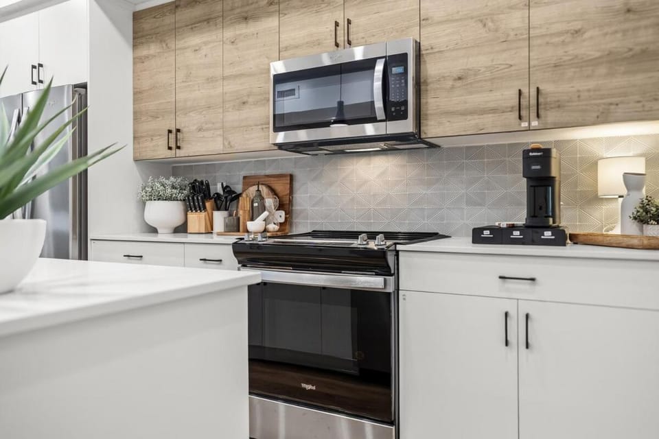 Coffee/tea facilities, Kitchen or kitchenette, dishwasher, oven, stove, toaster