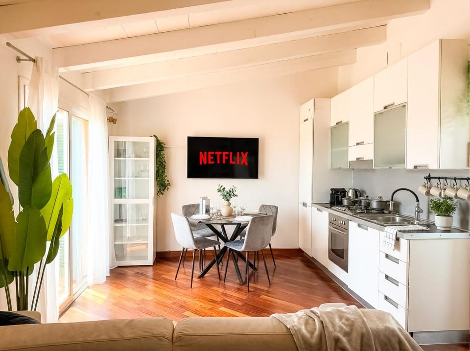 TV and multimedia, Kitchen or kitchenette, Living room, Dining area, dishwasher, minibar, oven, stove