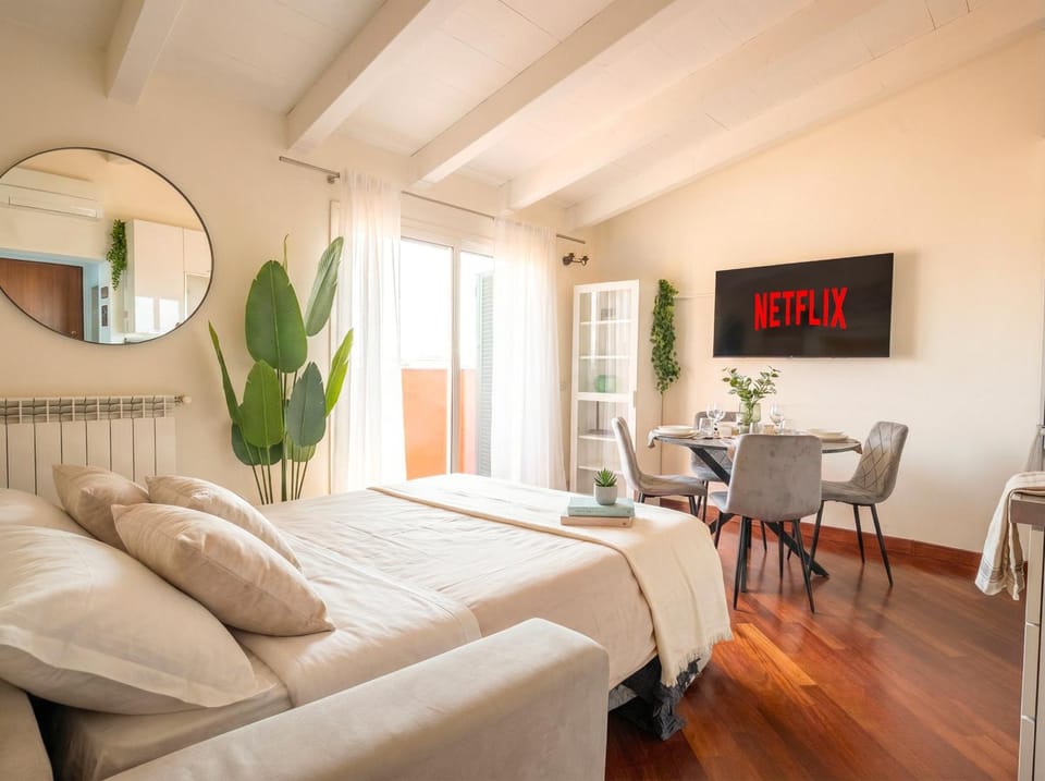 Bed, TV and multimedia, Living room