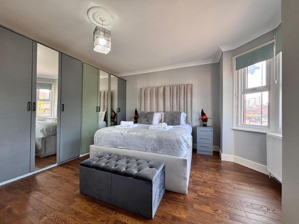 Spacious 4BR House Free Parking Prime Location House in Slough