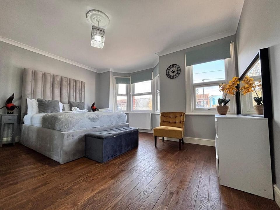 Spacious 4BR House Free Parking Prime Location House in Slough