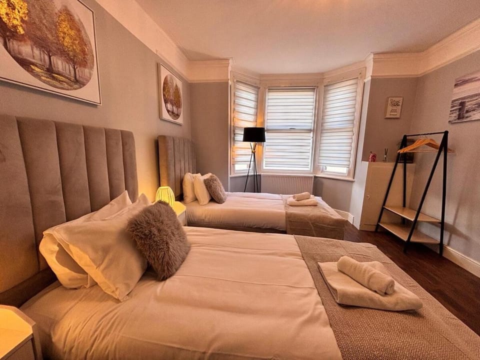 Spacious 4BR House Free Parking Prime Location House in Slough