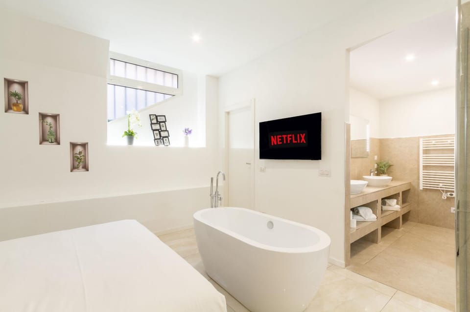 Bed, Bathroom, TV and multimedia, Photo of the whole room, Bedroom, Bath