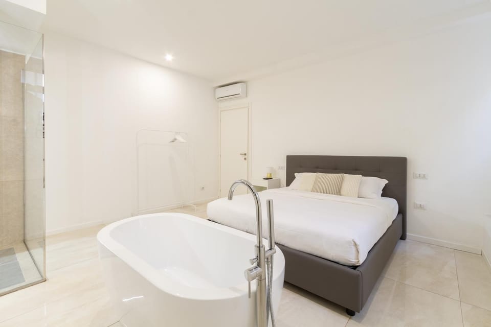 Shower, Bed, Bathroom, Photo of the whole room, Bedroom, Open Air Bath, Bath, towels
