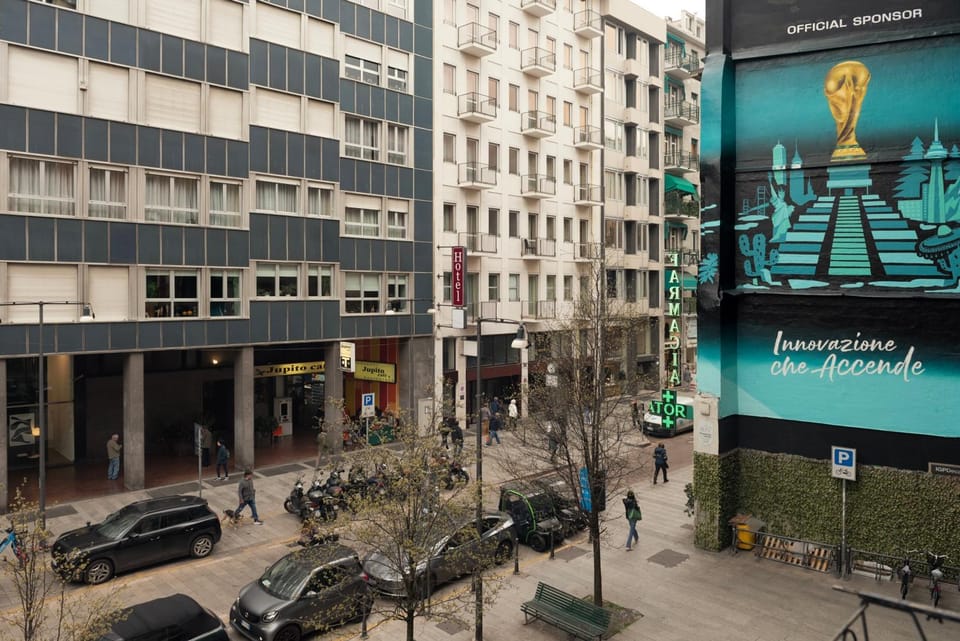 People, Neighbourhood, Evening entertainment, City view, Street view, Location, Parking