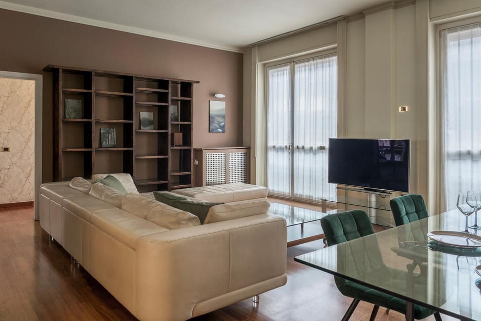 Communal lounge/ TV room, TV and multimedia, Living room, Seating area, wardrobe