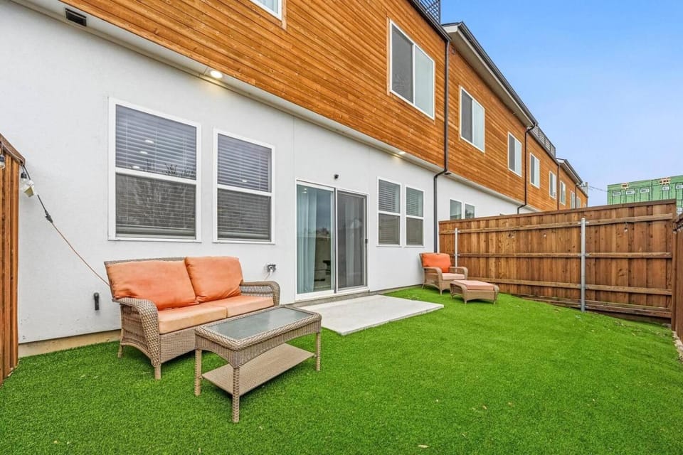 Chic 3BR Townhome w/ Rooftop Patio Near Dallas House in Dallas