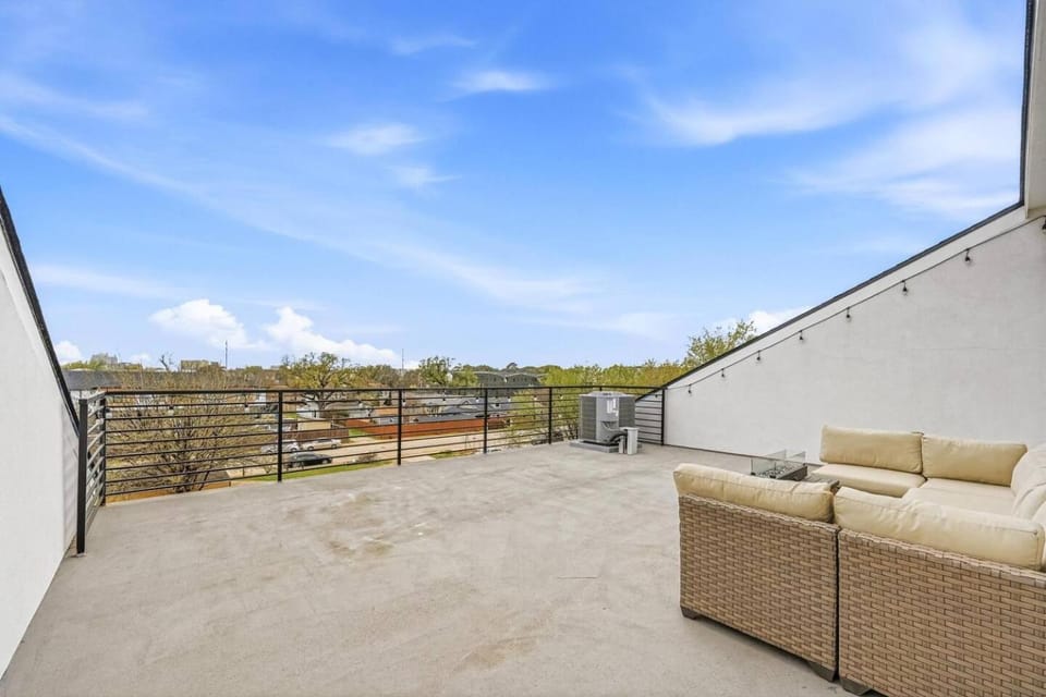Chic 3BR Townhome w/ Rooftop Patio Near Dallas House in Dallas
