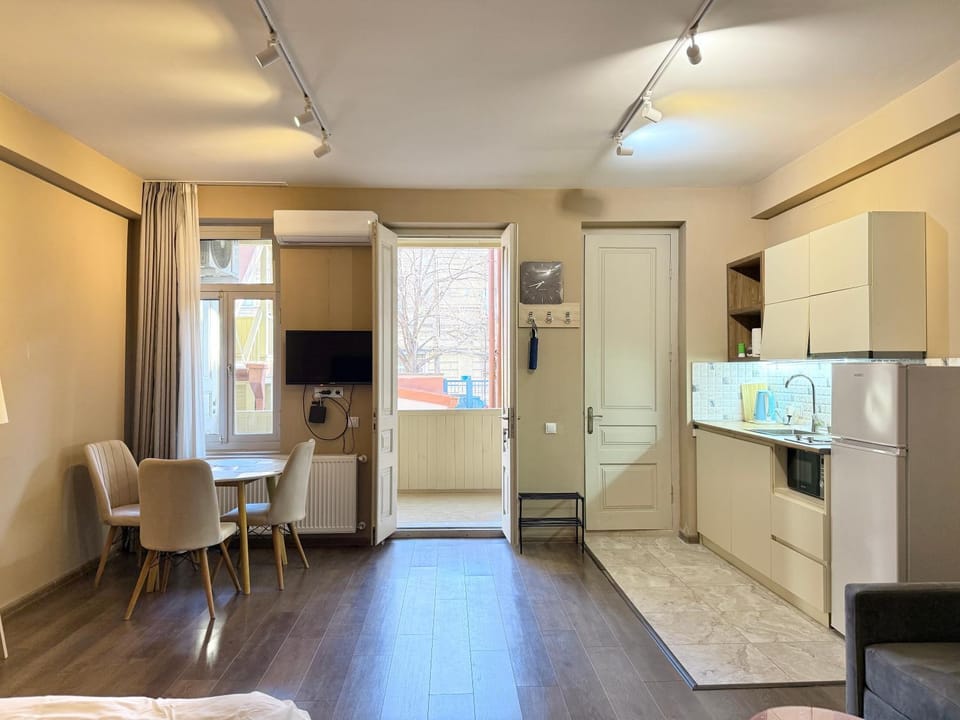 Kitchen or kitchenette, Dining area, heating, air conditioner