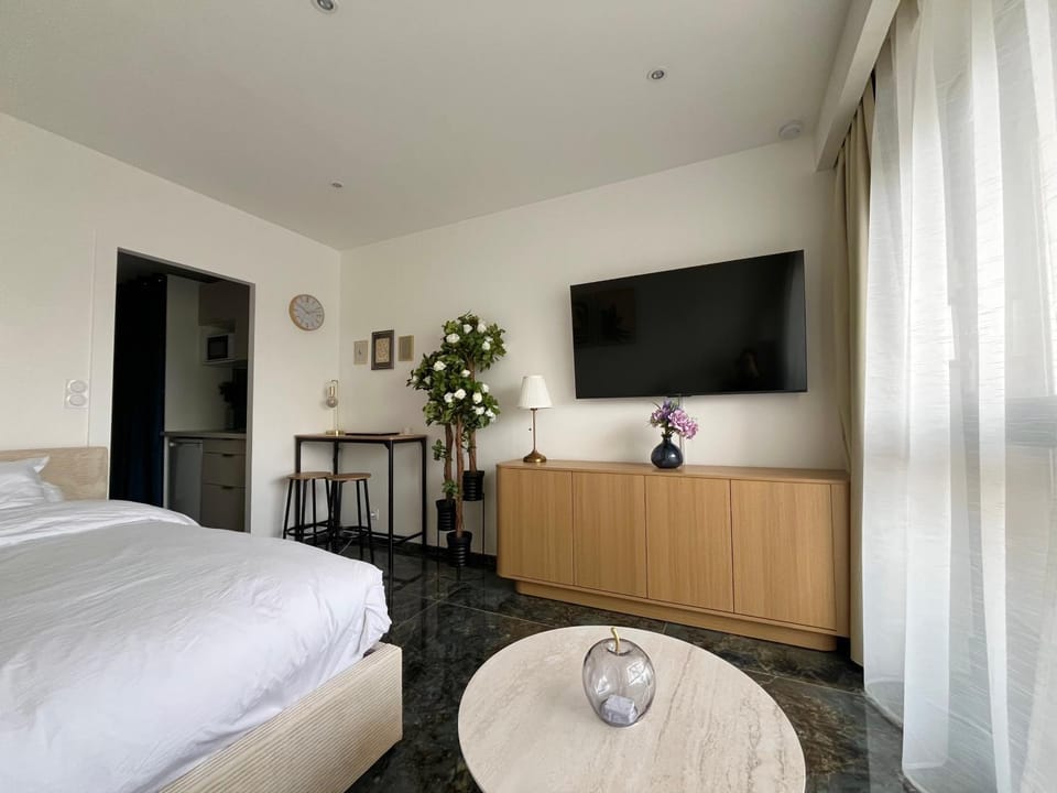 Bed, TV and multimedia, Living room, Seating area, internet, storage