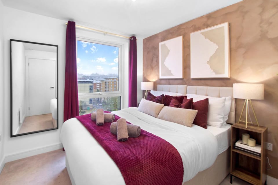 Bed, Photo of the whole room, Bedroom, towels