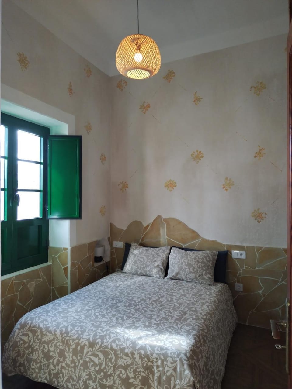 View (from property/room), Decorative detail, Bedroom, furniture, internet