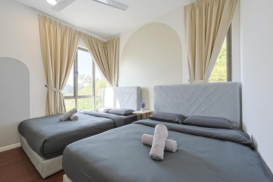 Bed, Living room, Photo of the whole room, Seating area, Bedroom