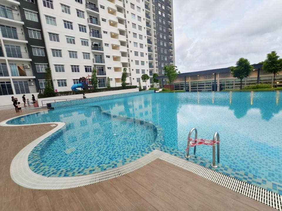 Family Kids Lover, Badminton and Big Swimming Pool -7pax Apartment in Johor Bahru