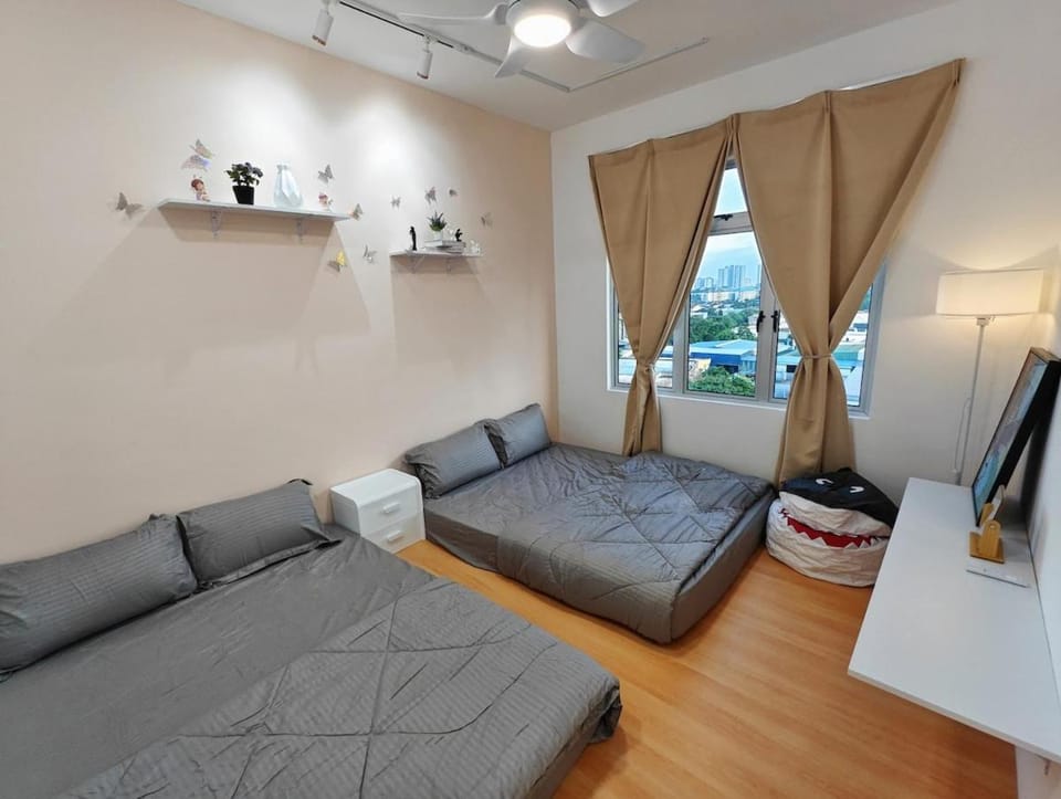 Family Kids Lover, Badminton and Big Swimming Pool -7pax Apartment in Johor Bahru