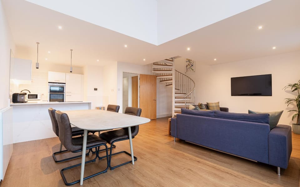 CITY CENTRE APARTMENT with Free Secure Underground Parking Apartment in Glasgow