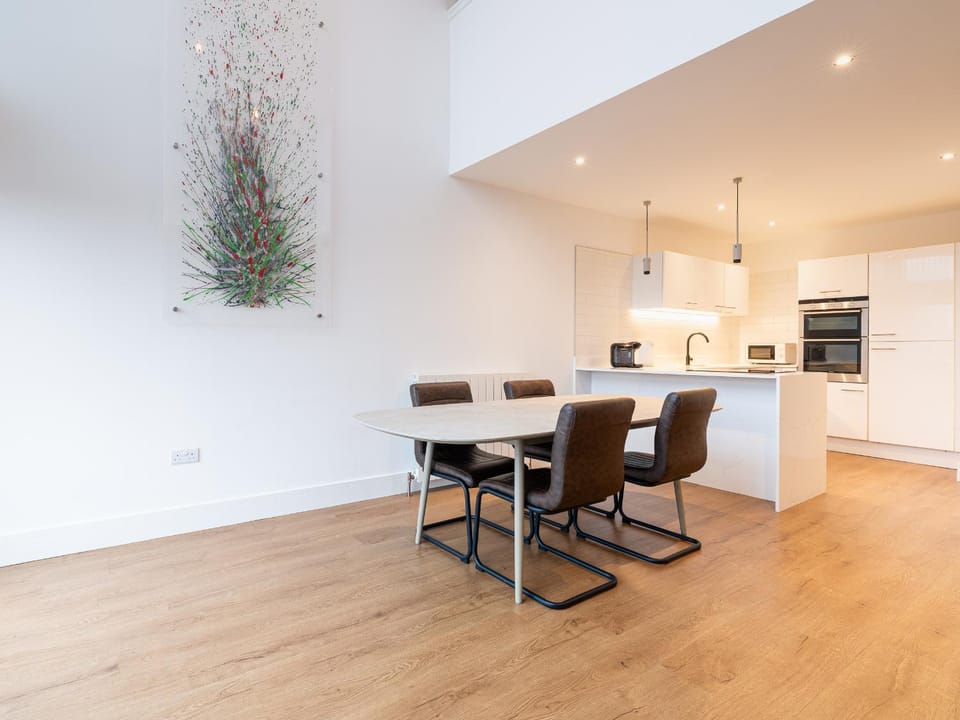 CITY CENTRE APARTMENT with Free Secure Underground Parking Apartment in Glasgow