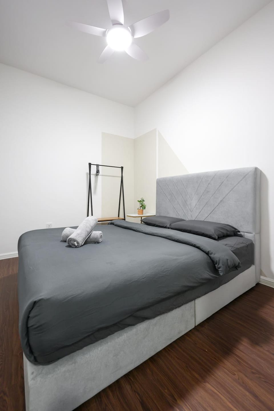 Bed, Photo of the whole room, Bedroom, towels