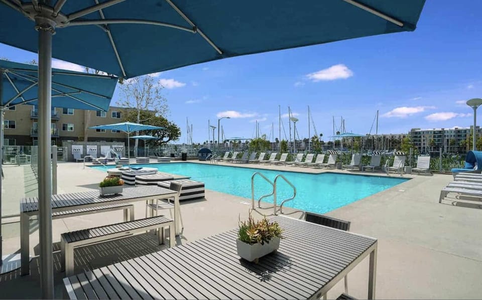 Day, Swimming pool, sunbed