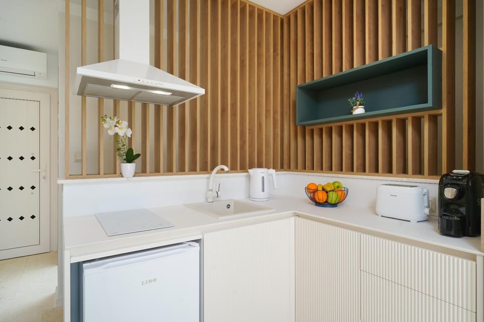 Coffee/tea facilities, Kitchen or kitchenette, stove