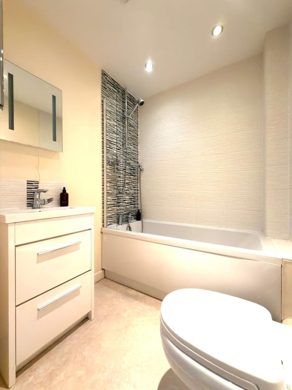 Cheltenham Town Centre 2Bed 2Bath Flat, Parking Apartment in Cheltenham